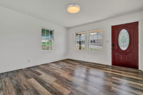 Living - 511 Patterson Ave, Pulaski, VA 24301 photo 2 of 3