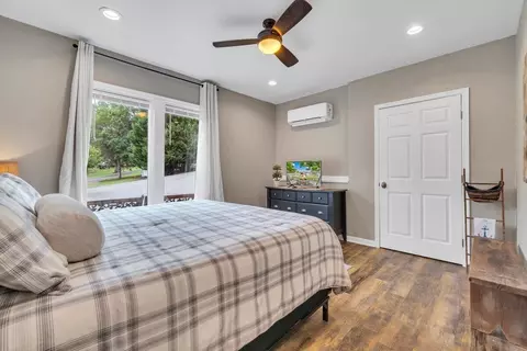 Bedroom - 6015 Smith Mountain Rd, Penhook, VA 24137 photo 6 of 10