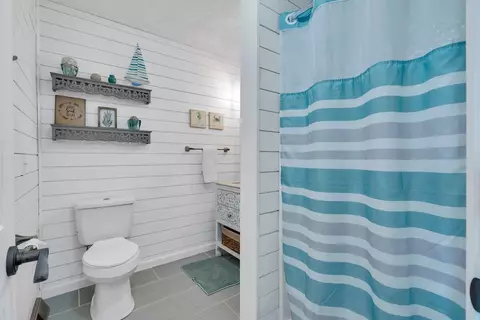 Bath - 6015 Smith Mountain Rd, Penhook, VA 24137 photo 6 of 11