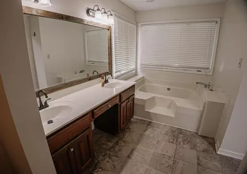 Bath - 6297 Alpine Ln, Wise, VA 24293 photo 6 of 6