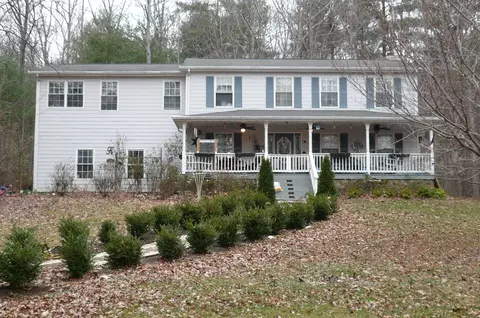 102 Hickory Ln, New Castle, VA 24127
