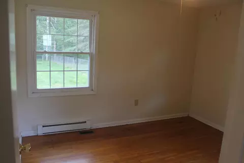 Bedroom - 114 Cliffview Dr, Covington, VA 24426 photo 3 of 8