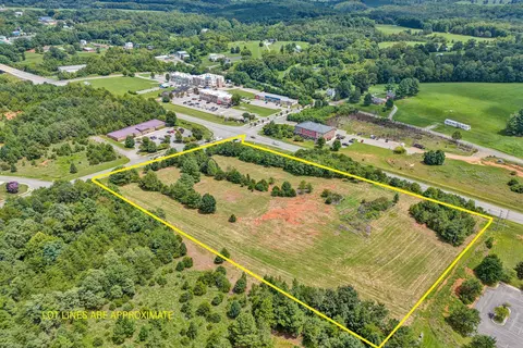 1092 Mayberry Crossing Dr, Moneta, VA 24121
