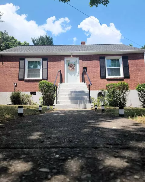 2611 Fairway Dr SW, Roanoke, VA 24015