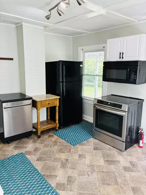 Kitchen - 334 Lowe St, Buchanan, VA 24066 photo 3 of 4