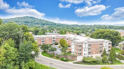 2125 Yellow Mountain Rd SE #302, Roanoke, VA 24014