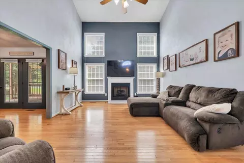 Living - 59 Eagle Rdg, Roanoke, VA 24012 photo 2 of 3