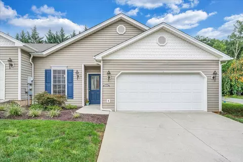 5005 Country Cottage Ln, Roanoke, VA 24018