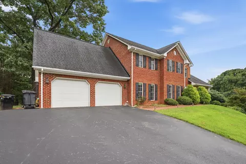 6301 Roselawn Court Dr, Roanoke, VA 24018