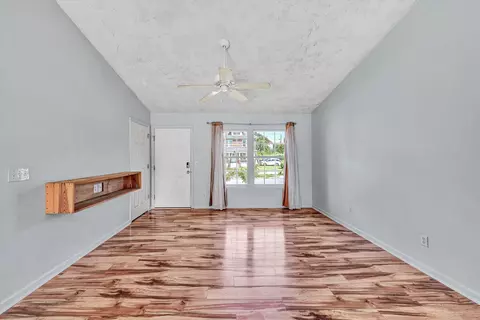 Living - 1007 Murray Ave SE, Roanoke, VA 24013 photo 2 of 3