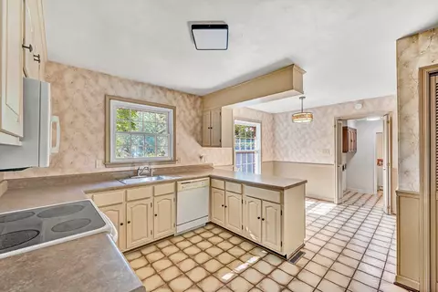 Kitchen - 5524 Highfields Rd, Roanoke, VA 24018 photo 4 of 5