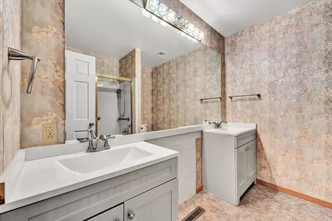 Bath - 5524 Highfields Rd, Roanoke, VA 24018 photo 4 of 5