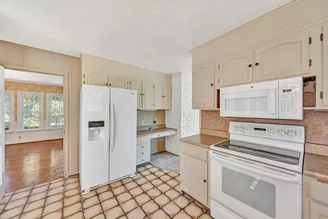 Kitchen - 5524 Highfields Rd, Roanoke, VA 24018 photo 3 of 5