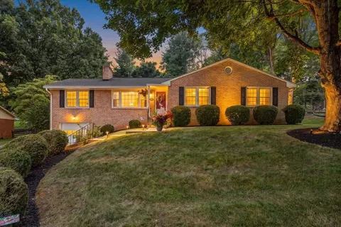 5728 Castle Rock Rd, Roanoke, VA 24018
