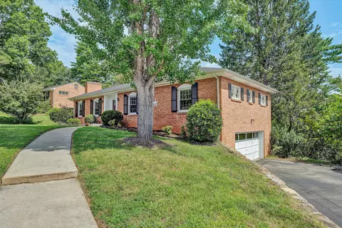 4203 Woodridge Dr, Roanoke, VA 24018