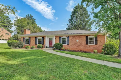 4203 Woodridge Dr, Roanoke, VA 24018