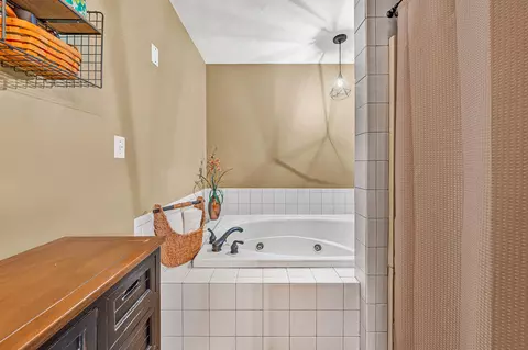 Bath - 5448 Highfields Rd, Roanoke, VA 24018 photo 3 of 5