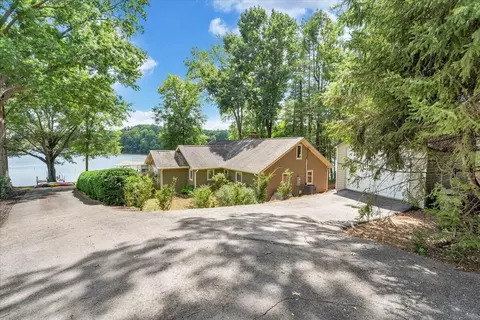 139 Clement Dr, Wirtz, VA 24184
