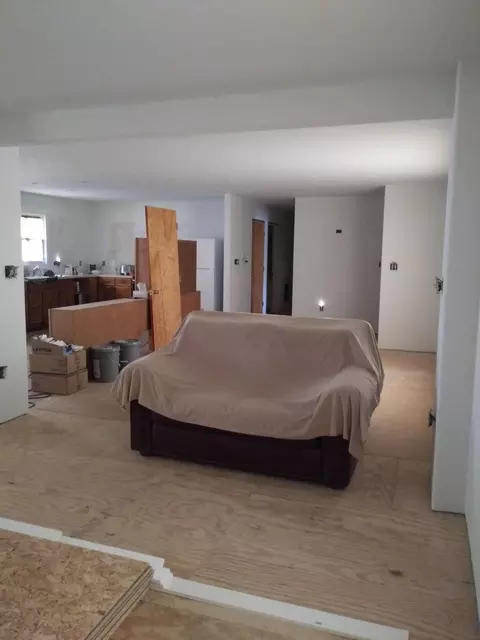 Living - 504 Bryan Dr, Vinton, VA 24179 photo 2 of 4