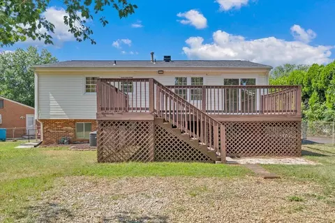 Exterior - 633 Two Tree Ln NE, Roanoke, VA 24019 photo 4 of 8