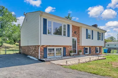 Exterior - 633 Two Tree Ln NE, Roanoke, VA 24019 photo 7 of 8