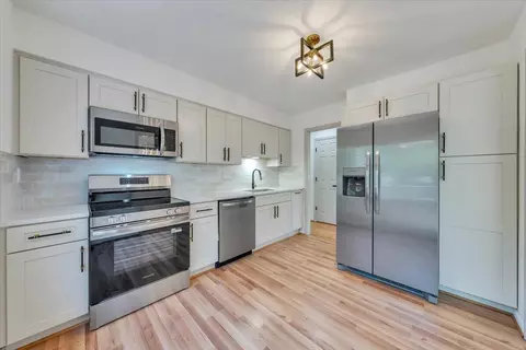Kitchen - 633 Two Tree Ln NE, Roanoke, VA 24019 photo 3 of 4