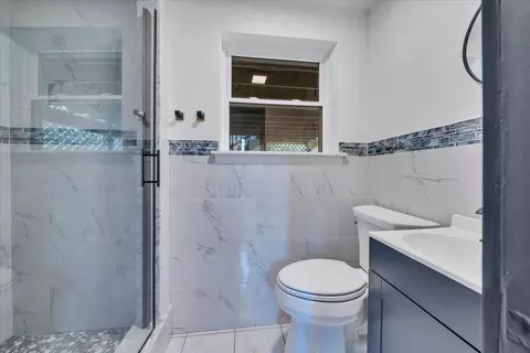 Bath - 633 Two Tree Ln NE, Roanoke, VA 24019 photo 3 of 3