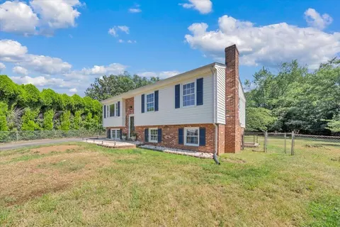 Exterior - 633 Two Tree Ln NE, Roanoke, VA 24019 photo 8 of 8