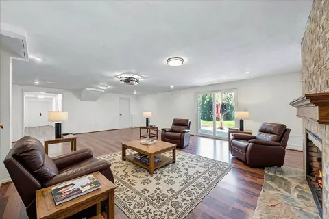 Living - 4800 Wade Rd, Roanoke, VA 24018 photo 6 of 10