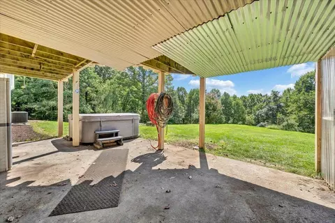 Exterior - 4800 Wade Rd, Roanoke, VA 24018 photo 7 of 17