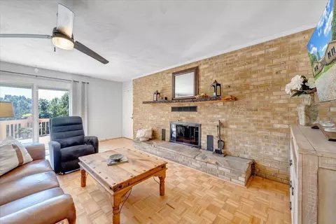 Living - 4800 Wade Rd, Roanoke, VA 24018 photo 4 of 10