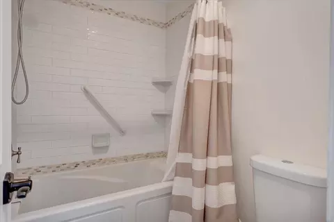 Bath - 4800 Wade Rd, Roanoke, VA 24018 photo 6 of 7