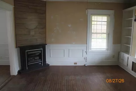 Living - 314 E Hawthorne St, Covington, VA 24426 photo 2 of 5