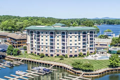 100 Bridgewater Pointe Pl UNIT 102, Moneta, VA 24121
