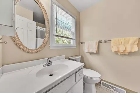 Bath - 103 Eagle Dr, Salem, VA 24153 photo 3 of 4