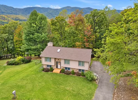 8034 Forest Edge Dr, Roanoke, VA 24018