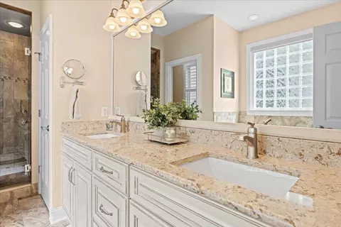 Bath - 830 Sumpter Pl, Roanoke, VA 24019 photo 2 of 6