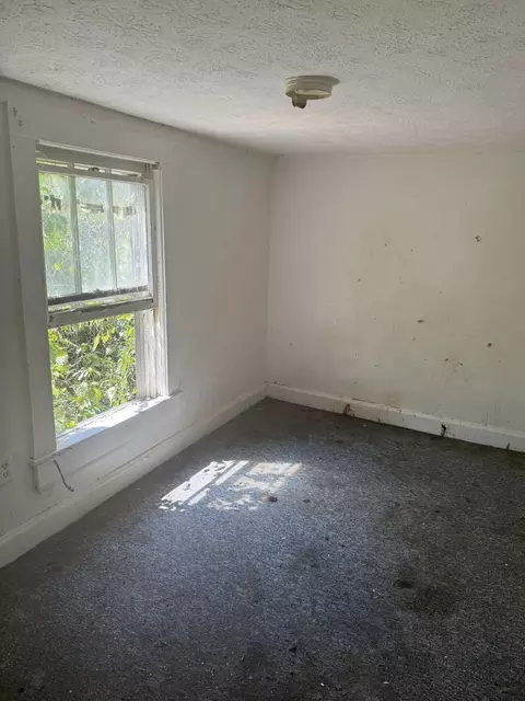 Bedroom - 218 E Mallow Rd, Covington, VA 24426 photo 4 of 5