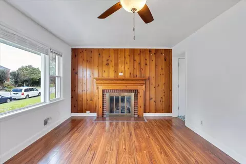 Living - 3318 Frontier Rd NW, Roanoke, VA 24012 photo 2 of 4
