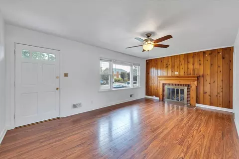 Living - 3318 Frontier Rd NW, Roanoke, VA 24012 photo 3 of 4