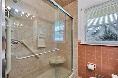 Bath - 3318 Frontier Rd NW, Roanoke, VA 24012 photo 2 of 3