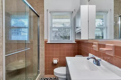 Bath - 3318 Frontier Rd NW, Roanoke, VA 24012 photo 1 of 3