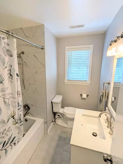 Bath - 3601 Springvale St SE, Roanoke, VA 24014 photo 1 of 3