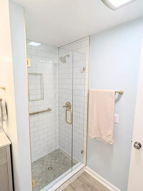 Bath - 3601 Springvale St SE, Roanoke, VA 24014 photo 3 of 3