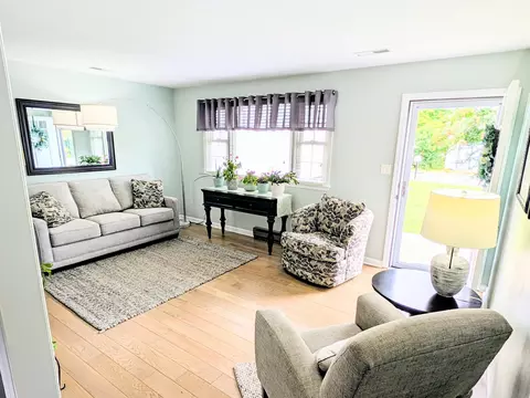 Living - 3601 Springvale St SE, Roanoke, VA 24014 photo 1 of 4