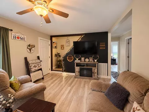 Living - 5115 Indian Draft Rd, Covington, VA 24426 photo 2 of 2