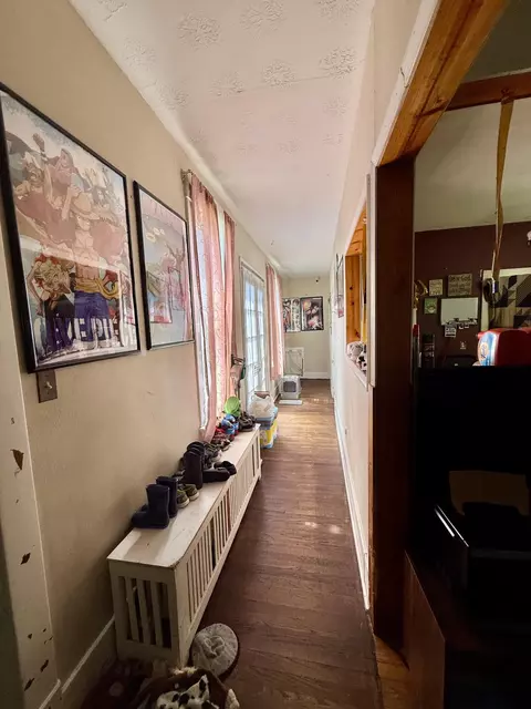 Entry Way - 142 N Monroe Ave, Covington, VA 24426 photo 2 of 3