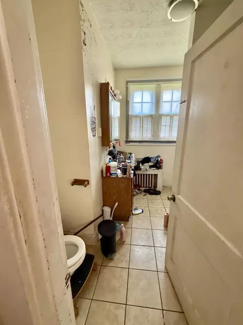 Bath - 142 N Monroe Ave, Covington, VA 24426 photo 1 of 1