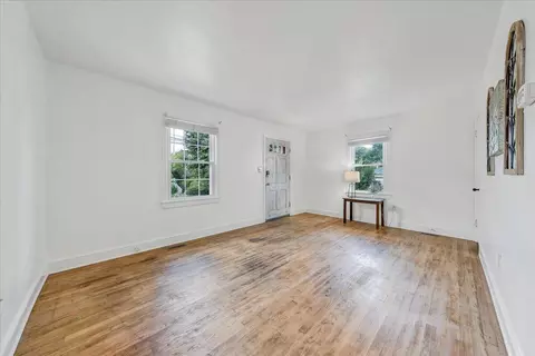 Living - 439 Cedar Bluff Ave SE, Roanoke, VA 24013 photo 3 of 5