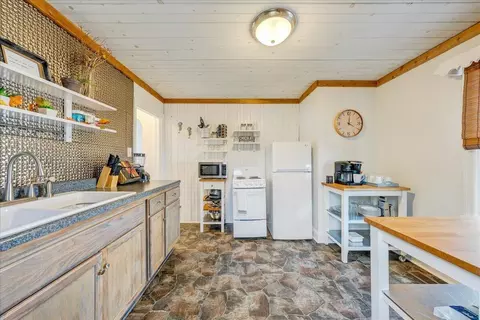 Kitchen - 439 Cedar Bluff Ave SE, Roanoke, VA 24013 photo 3 of 4